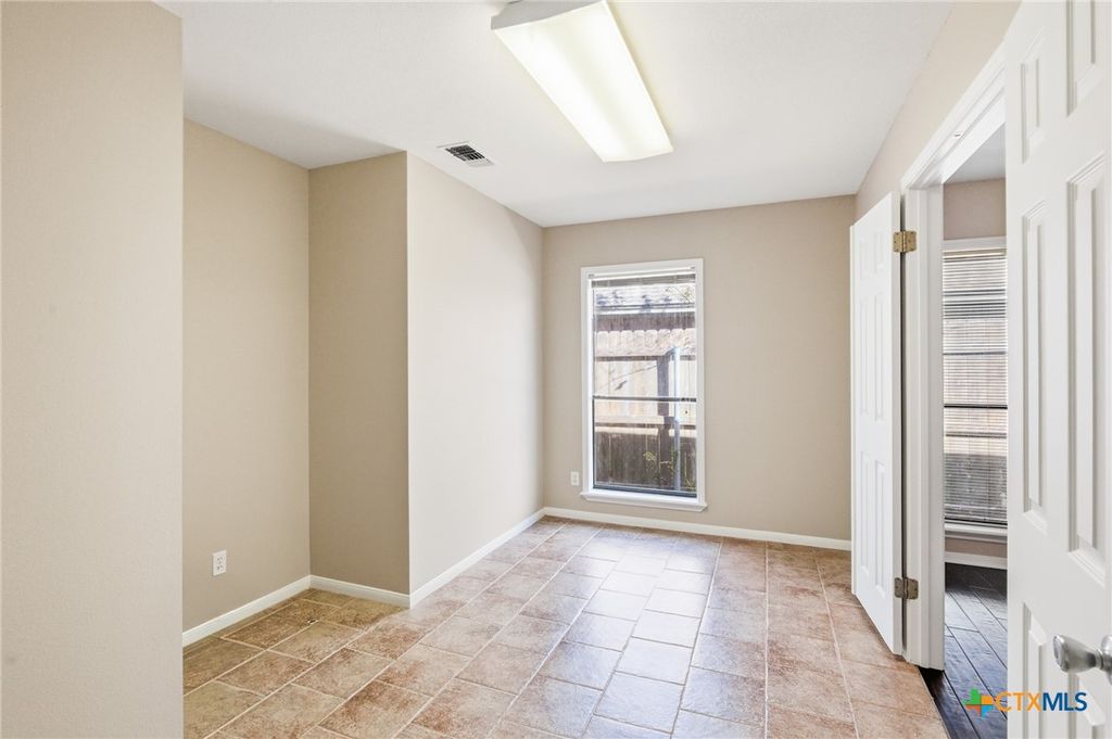 Image 20 of property listing at 309 Dunbar Drive, Victoria, TX 77904