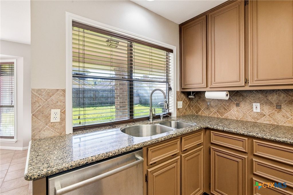 Image 3 of property listing at 309 Dunbar Drive, Victoria, TX 77904