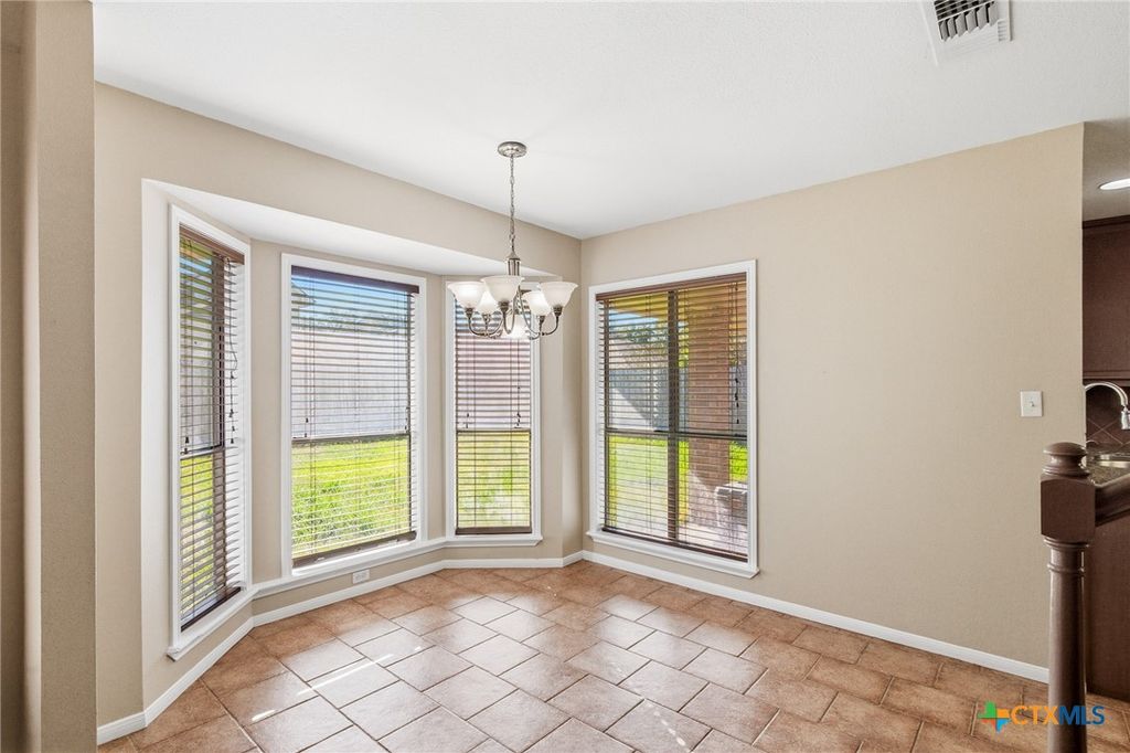 Image 5 of property listing at 309 Dunbar Drive, Victoria, TX 77904