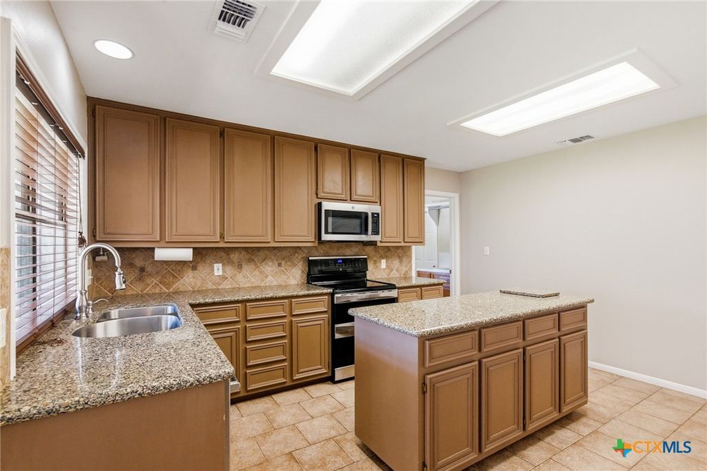 Image 6 of property listing at 309 Dunbar Drive, Victoria, TX 77904