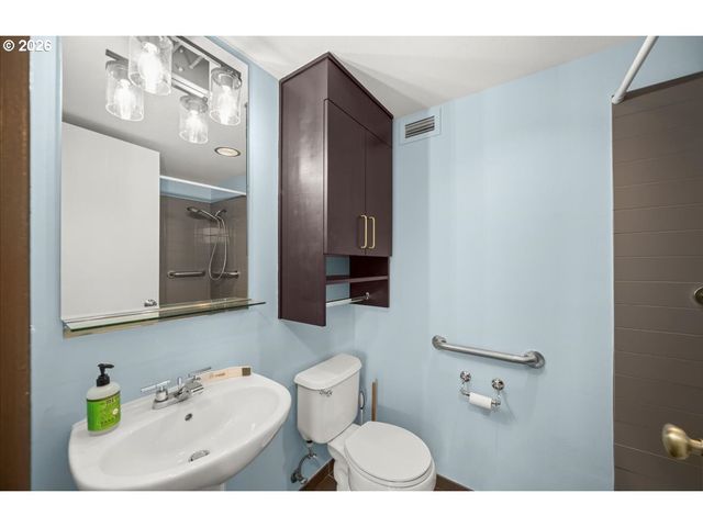 111 Sw HARRISON St 4F, Portland, OR 97201