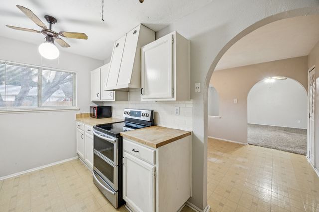 317 E Grenoble Drive, Grand Prairie, TX 75052