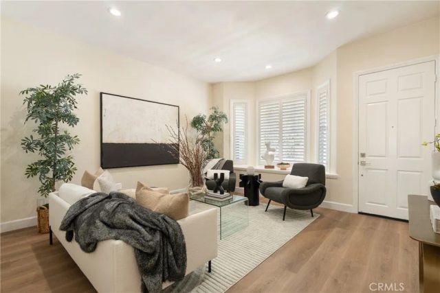 267 Mesa Dr, Costa Mesa, CA 92627