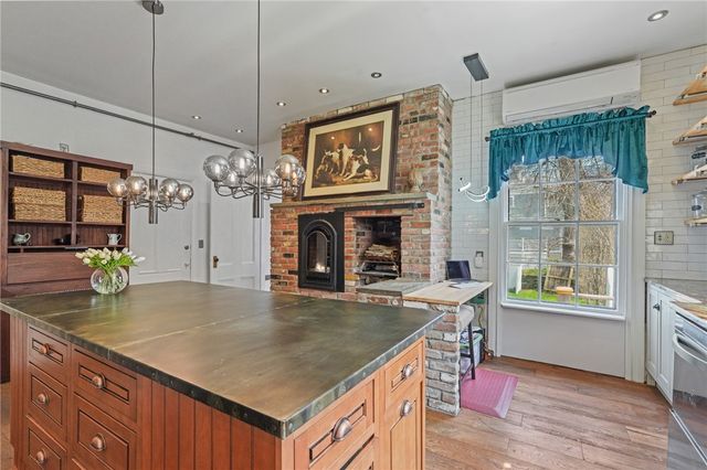 43 Old Beach Road, Newport, RI 02840