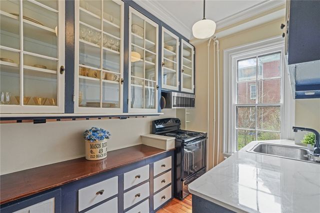 43 Old Beach Road, Newport, RI 02840