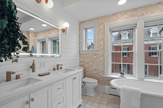 43 Old Beach Road, Newport, RI 02840