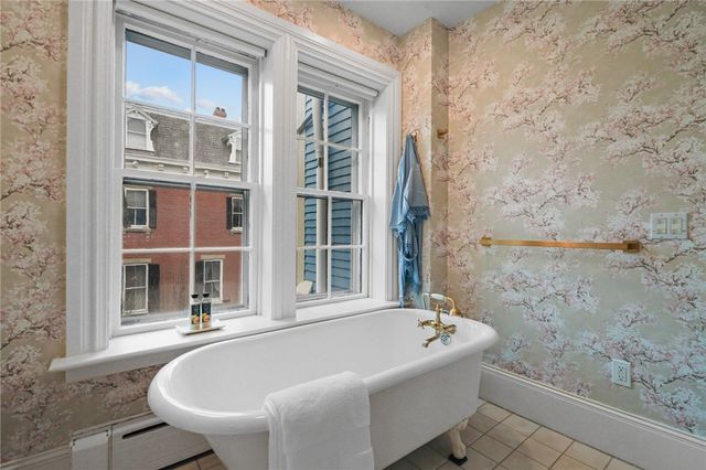 43 Old Beach Road, Newport, RI 02840