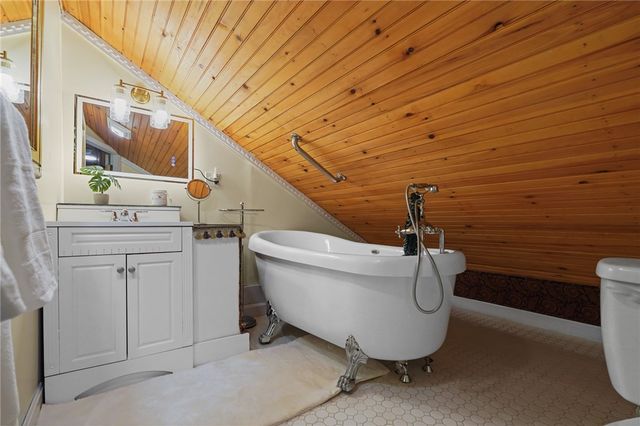43 Old Beach Road, Newport, RI 02840