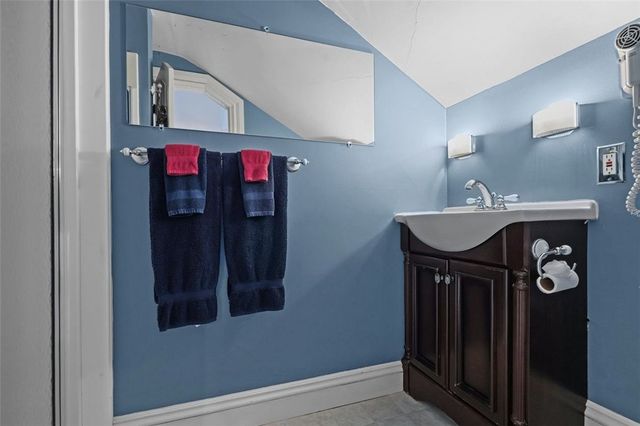 43 Old Beach Road, Newport, RI 02840