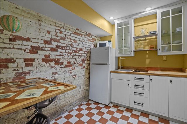 43 Old Beach Road, Newport, RI 02840