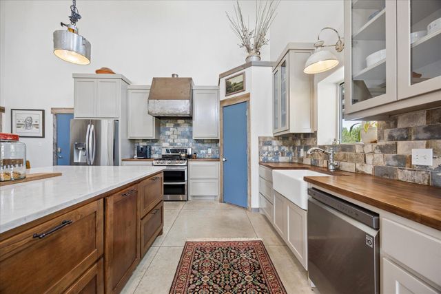 6411 W Fitzhugh RD, Dripping Springs, TX 78620