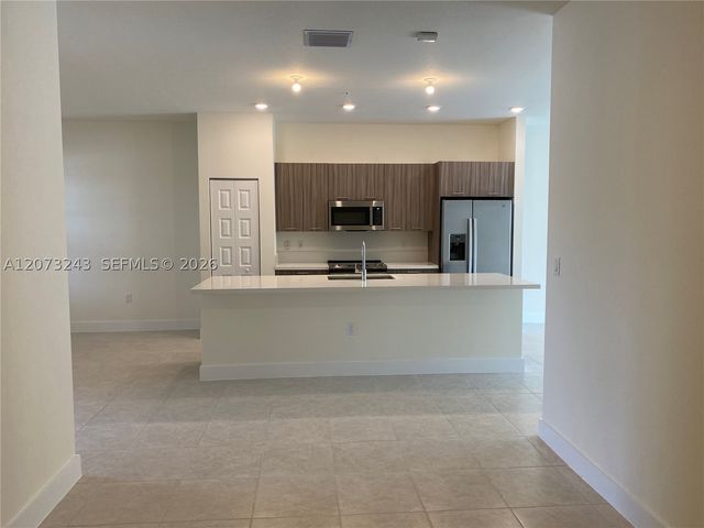 7915 NW 104th Ave 4, Doral, FL 33178
