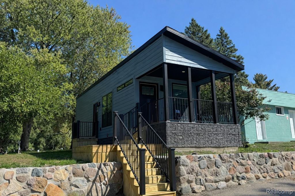 27 Sunset Lane, Fenton Charter Township, MI 48430