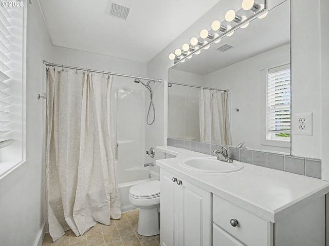 7008 Se STELLA Ct, Hillsboro, OR 97123
