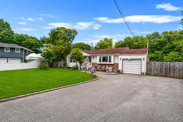 14 Urn Court, Brentwood, NY 11717