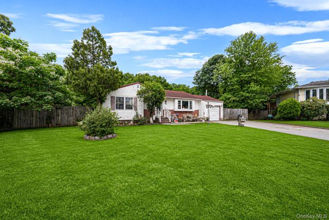 14 Urn Court, Brentwood, NY 11717