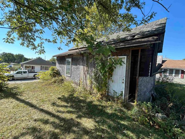 323 E commercial Street, Hartford City, IN 47348