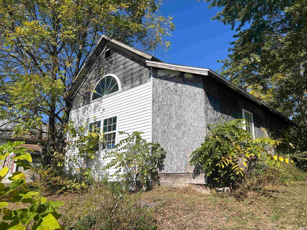 323 E commercial Street, Hartford City, IN 47348