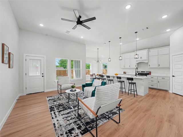 1006 E Allen Avenue, Fort Worth, TX 76104