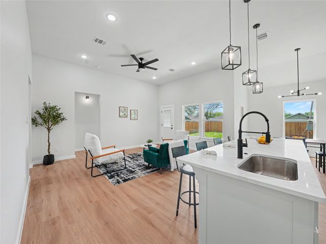 1006 E Allen Avenue, Fort Worth, TX 76104