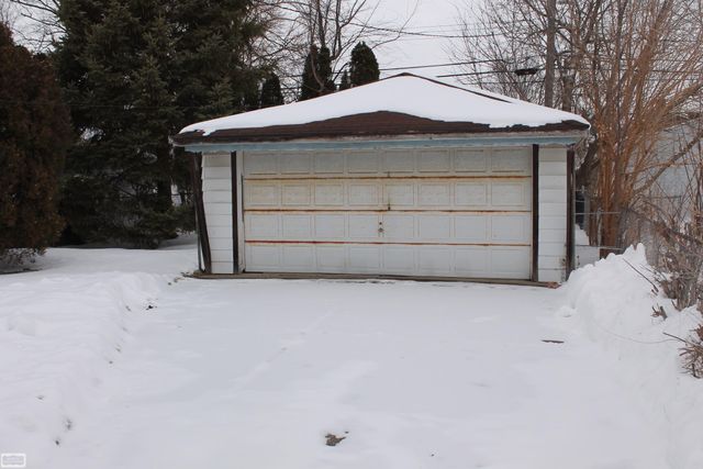 18567 Woodside Road, Harper Woods, MI 48225