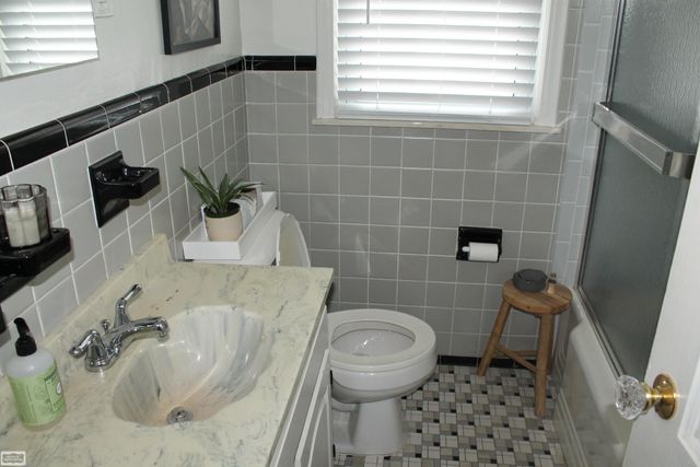 18567 Woodside Road, Harper Woods, MI 48225