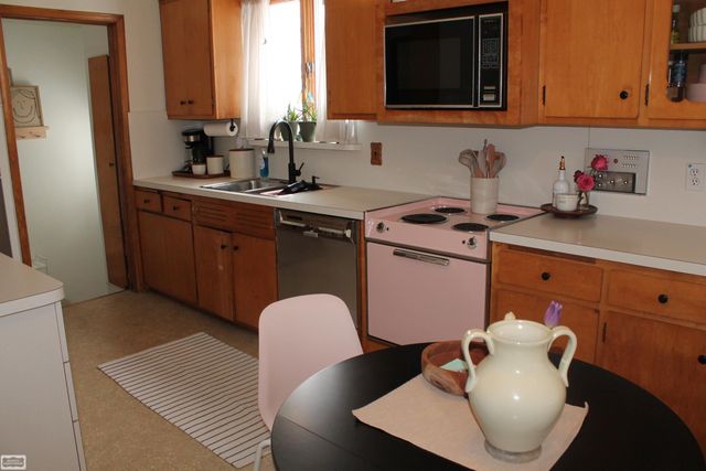 18567 Woodside Road, Harper Woods, MI 48225