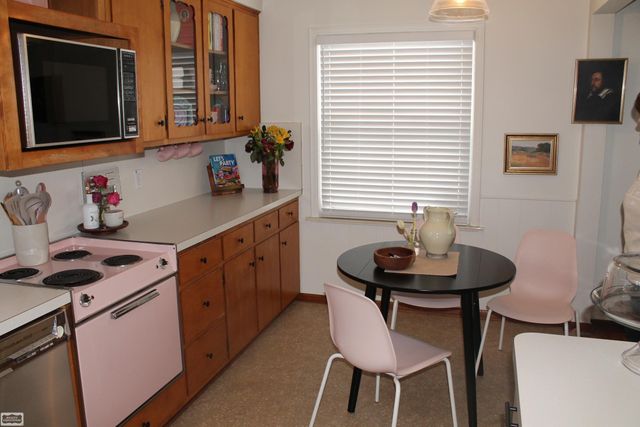 18567 Woodside Road, Harper Woods, MI 48225