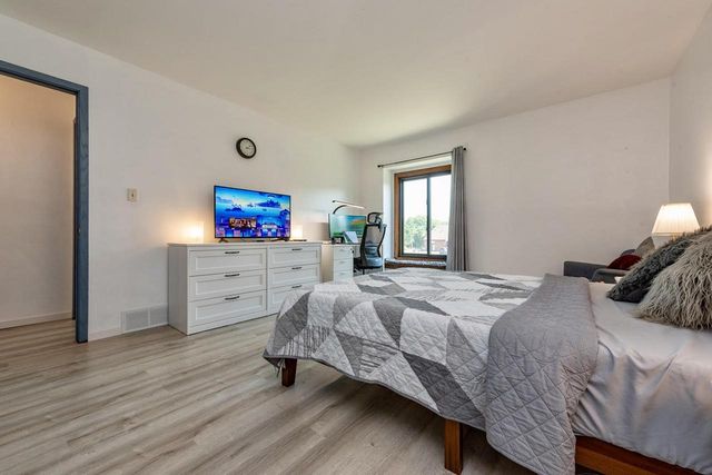 4161 W College AVENUE, Milwaukee, WI 53221