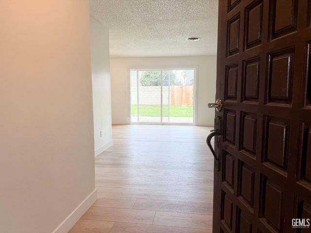 3521 Kapral Way, Bakersfield, CA 93309