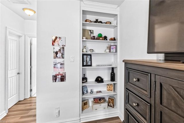 2105 Kirkby LN, Virginia Beach, VA 23456