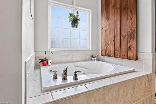 2105 Kirkby LN, Virginia Beach, VA 23456