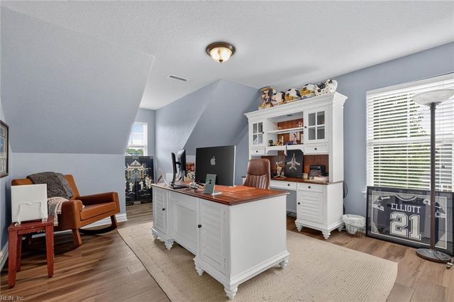 2105 Kirkby LN, Virginia Beach, VA 23456