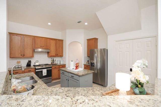 852 Shoal Pointe Lane, League City, TX 77573