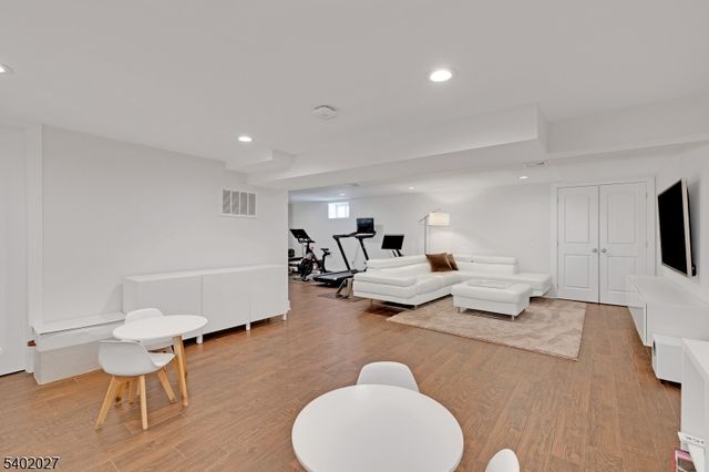 26 Robin Glen Rd, Watchung Boro, NJ 07069