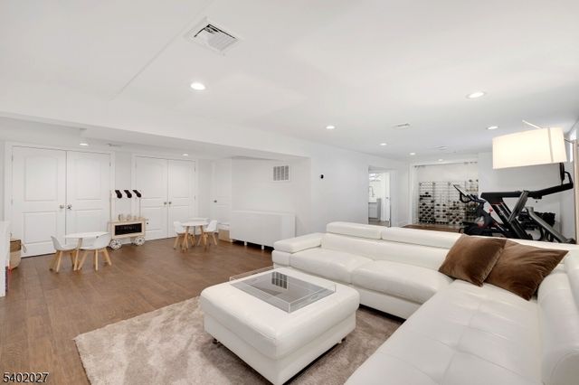 26 Robin Glen Rd, Watchung Boro, NJ 07069