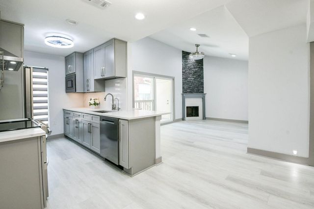 2300 Augusta Drive 28, Houston, TX 77057