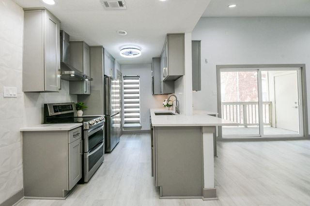 2300 Augusta Drive 28, Houston, TX 77057