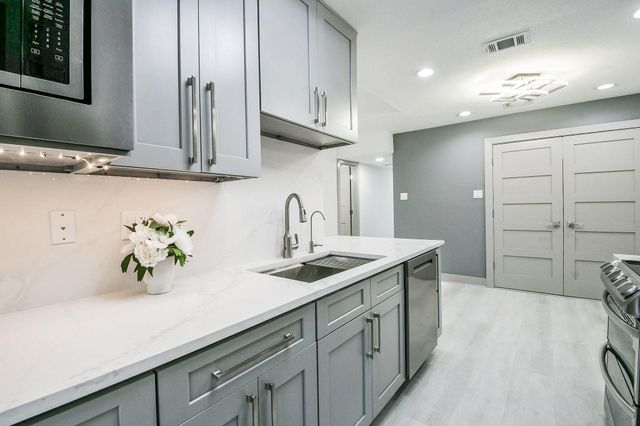 2300 Augusta Drive 28, Houston, TX 77057