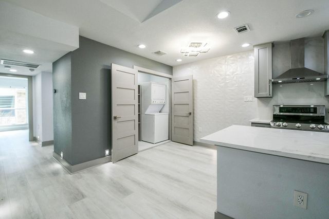 2300 Augusta Drive 28, Houston, TX 77057