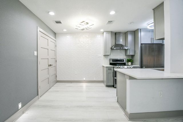 2300 Augusta Drive 28, Houston, TX 77057