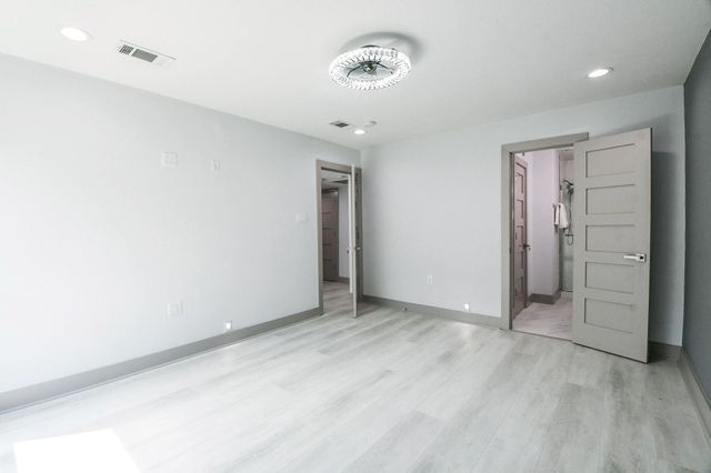 2300 Augusta Drive 28, Houston, TX 77057