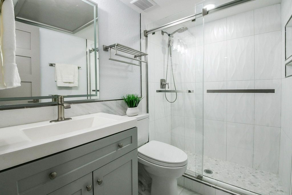 2300 Augusta Drive 28, Houston, TX 77057