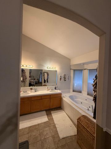 2545 E Goshen Avenue, Fresno, CA 93720