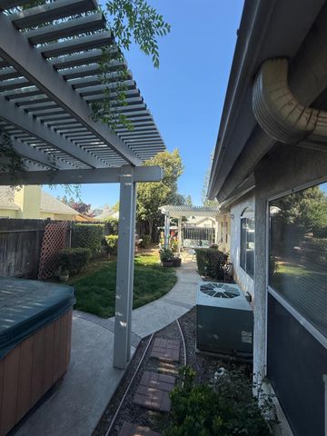 2545 E Goshen Avenue, Fresno, CA 93720