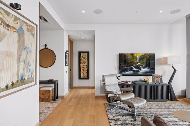 255 Hennepin Ave 3201, Minneapolis, MN 55408