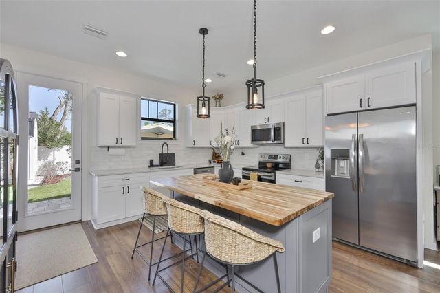 1806 E CARACAS STREET, Tampa, FL 33610