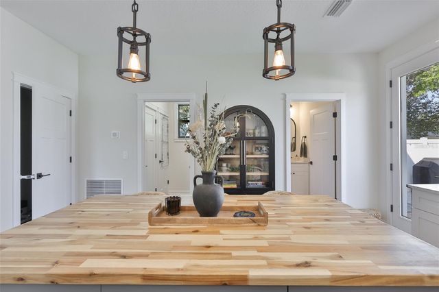 1806 E CARACAS STREET, Tampa, FL 33610