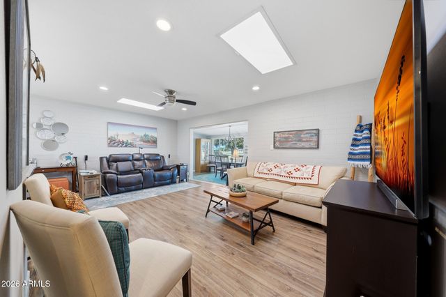 10746 W ABBOTT Avenue, Sun City, AZ 85351