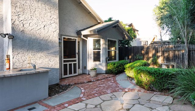 8949 Laguna Place Way, Elk Grove, CA 95758